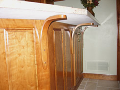 Laminated curved supports for top overhang