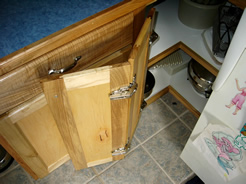 Double-hinged door on corner cabinet