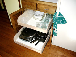Large pull-out trays with side panels