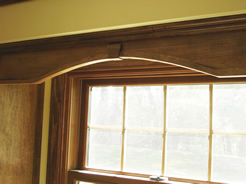 Arched valance with curved molding